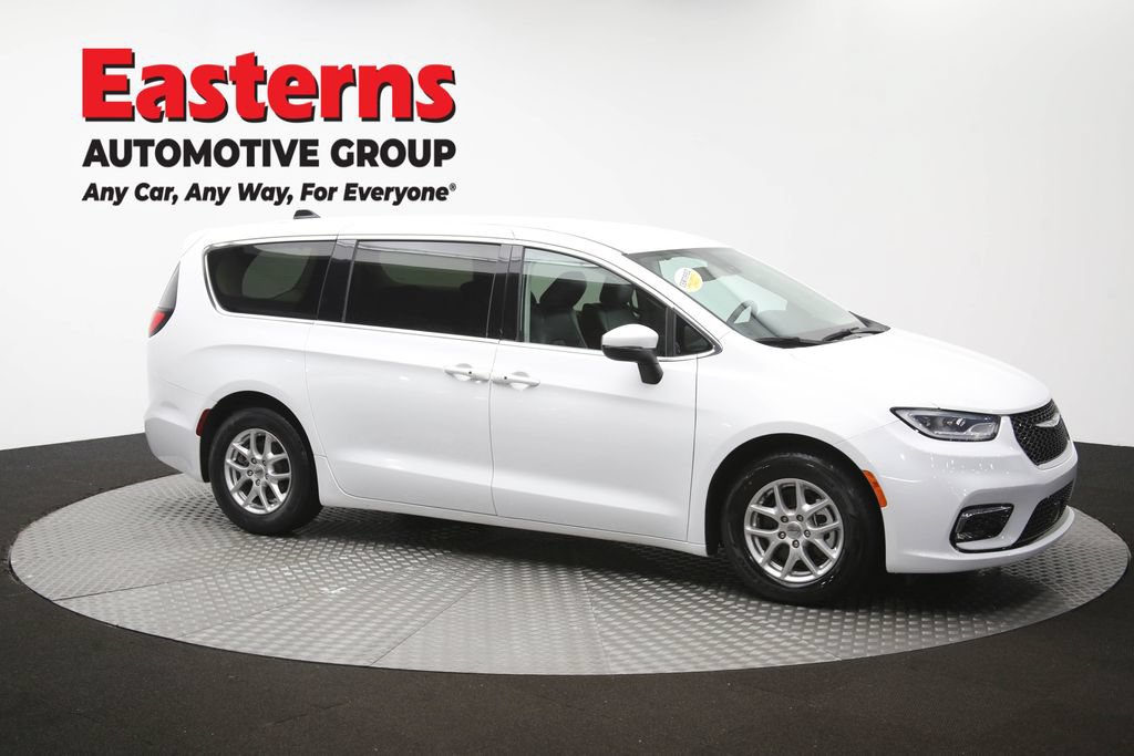 Used 2023 Chrysler Pacifica Touring-L FWD image 48