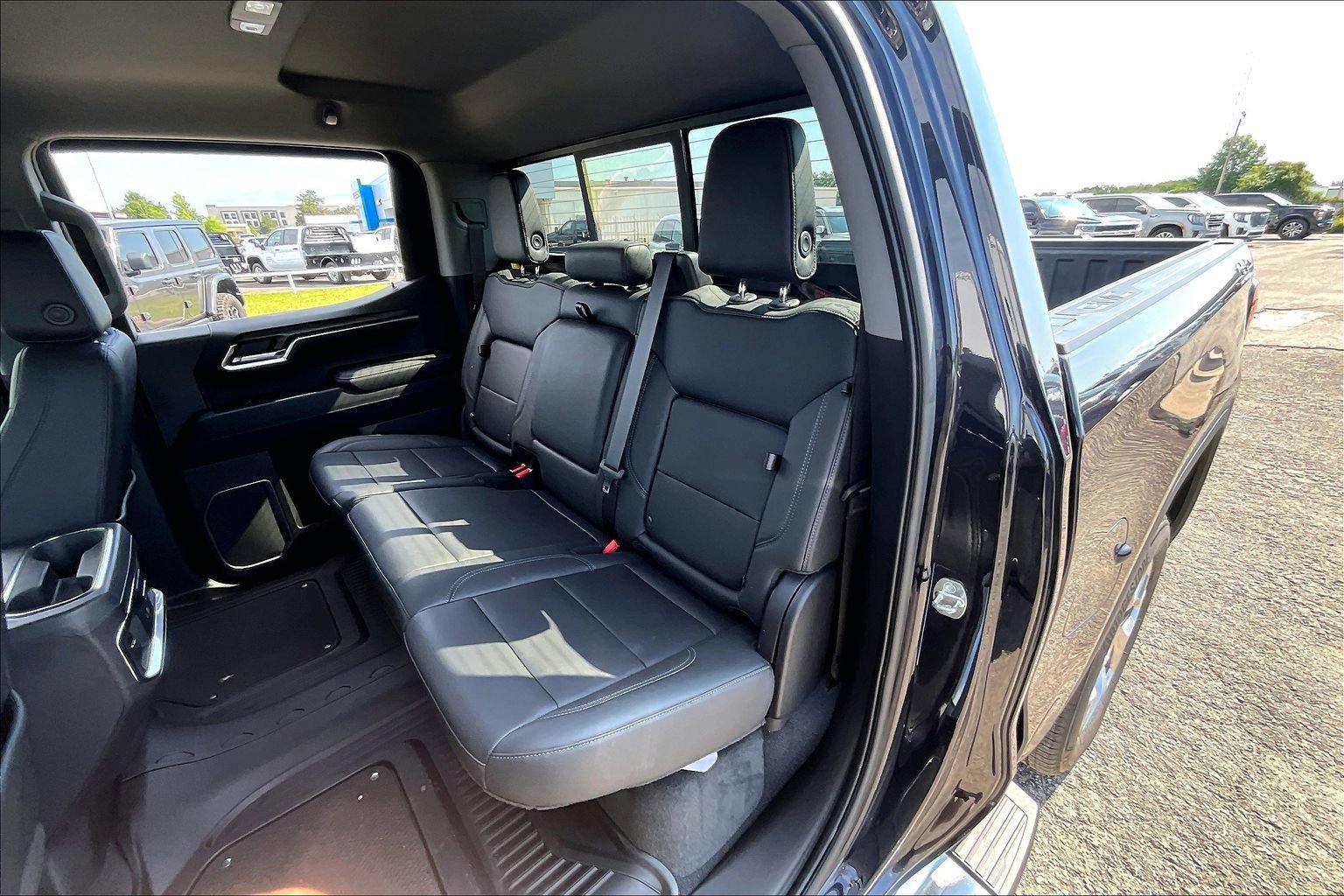 Used 2023 GMC Sierra 1500 SLT w/ SLT Premium Package AWD/4WD image 27