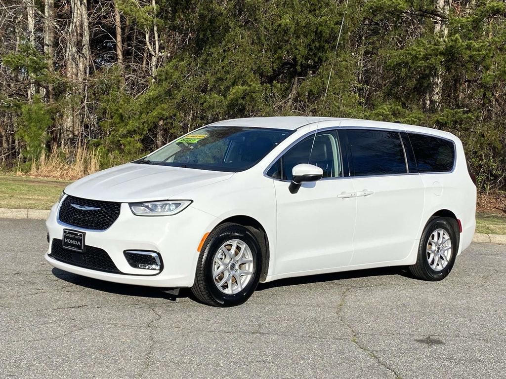 Used 2023 Chrysler Pacifica Touring-L image 1