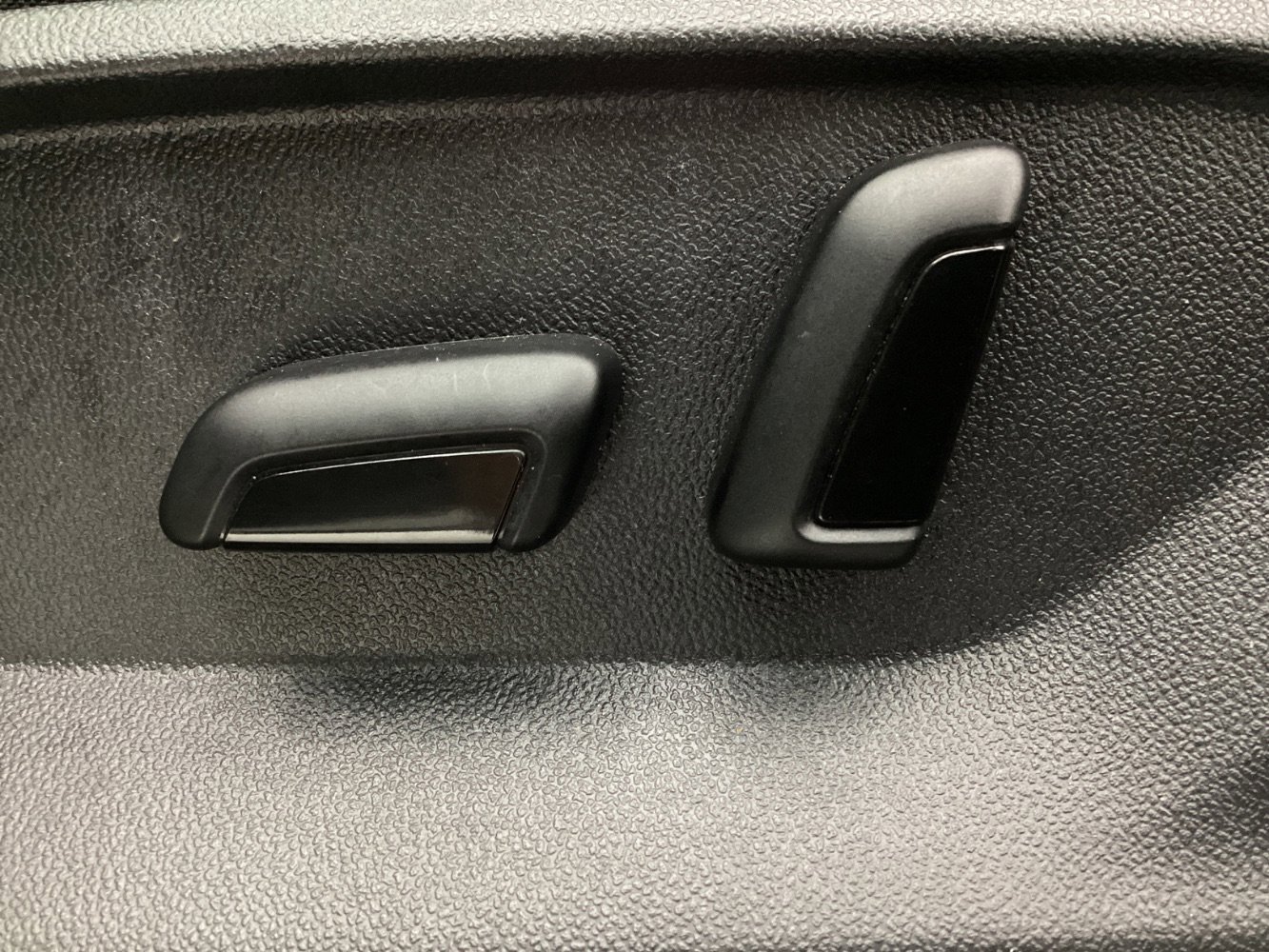 Used 2018 Volkswagen Tiguan SE AWD/4WD image 40