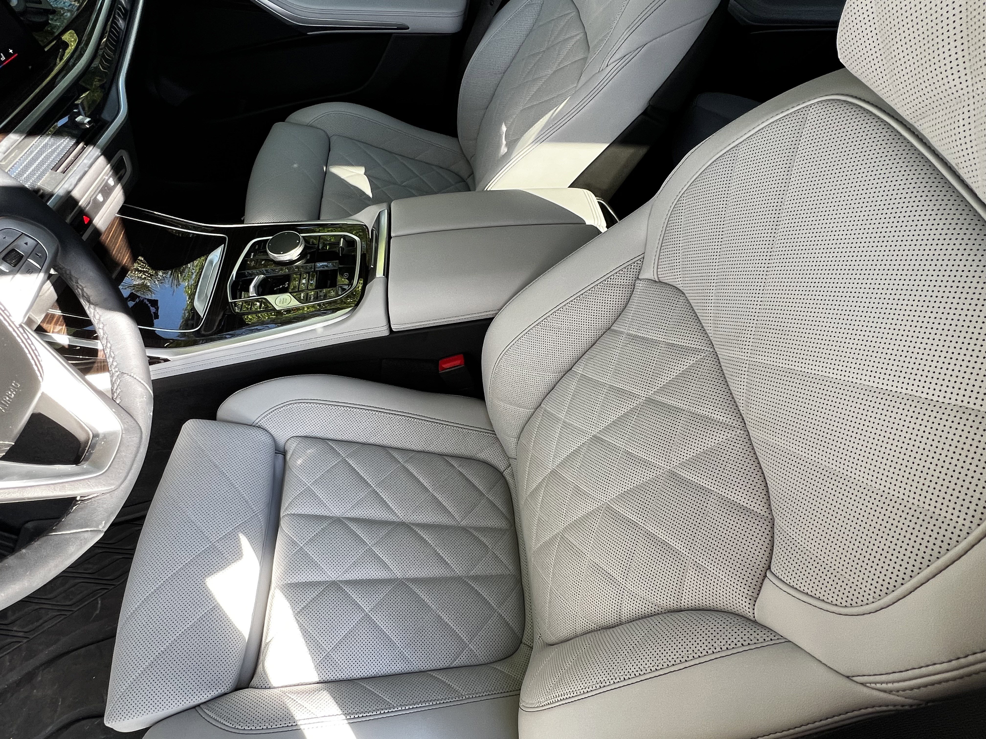 Used 2024 BMW X7 xDrive40i w/ Parking Assistance Package image 16