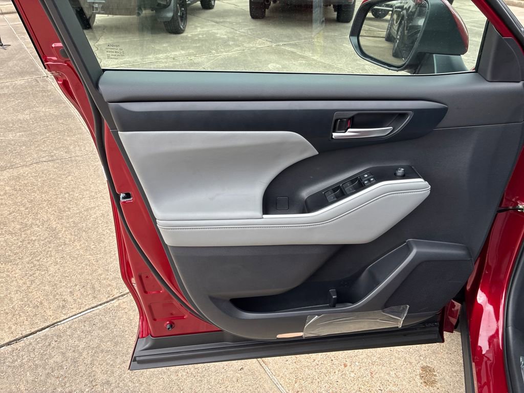 New 2026 Toyota Highlander XLE image 12