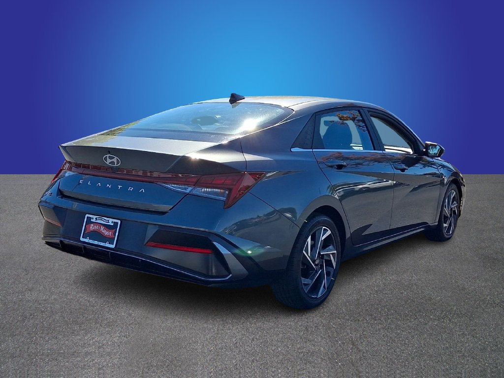 Used 2025 Hyundai Elantra SEL FWD image 4