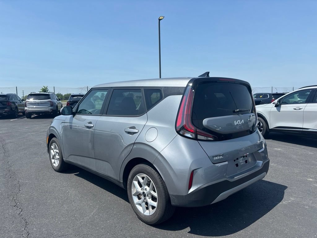 Used 2025 Kia Soul LX w/ LX Technology Package FWD image 5