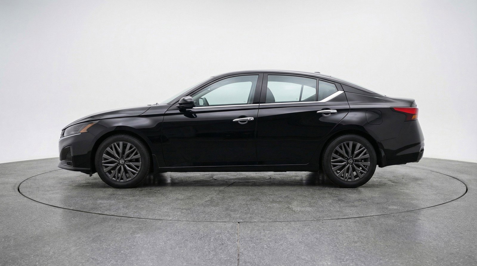 Used 2025 Nissan Altima 2.5 SV FWD image 5