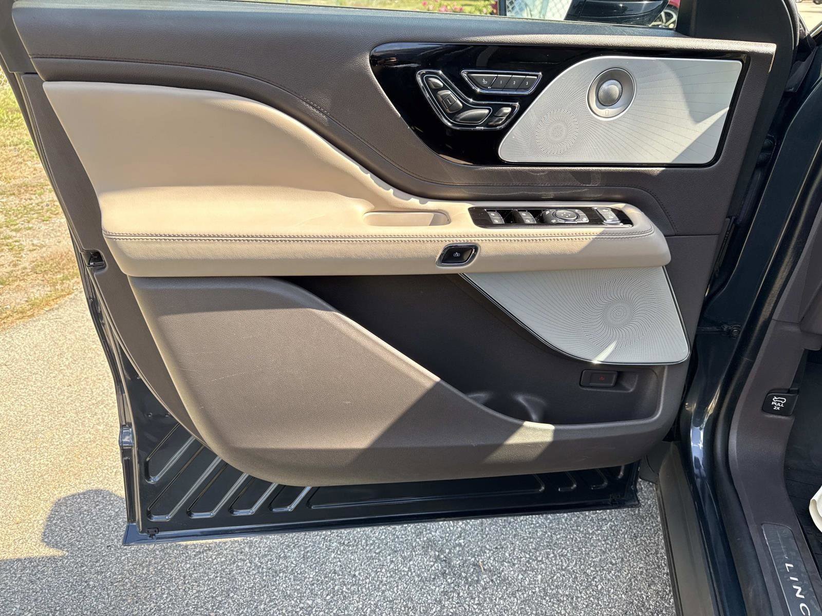 Used 2022 Lincoln Aviator Reserve w/ Equipment Group 201A image 18