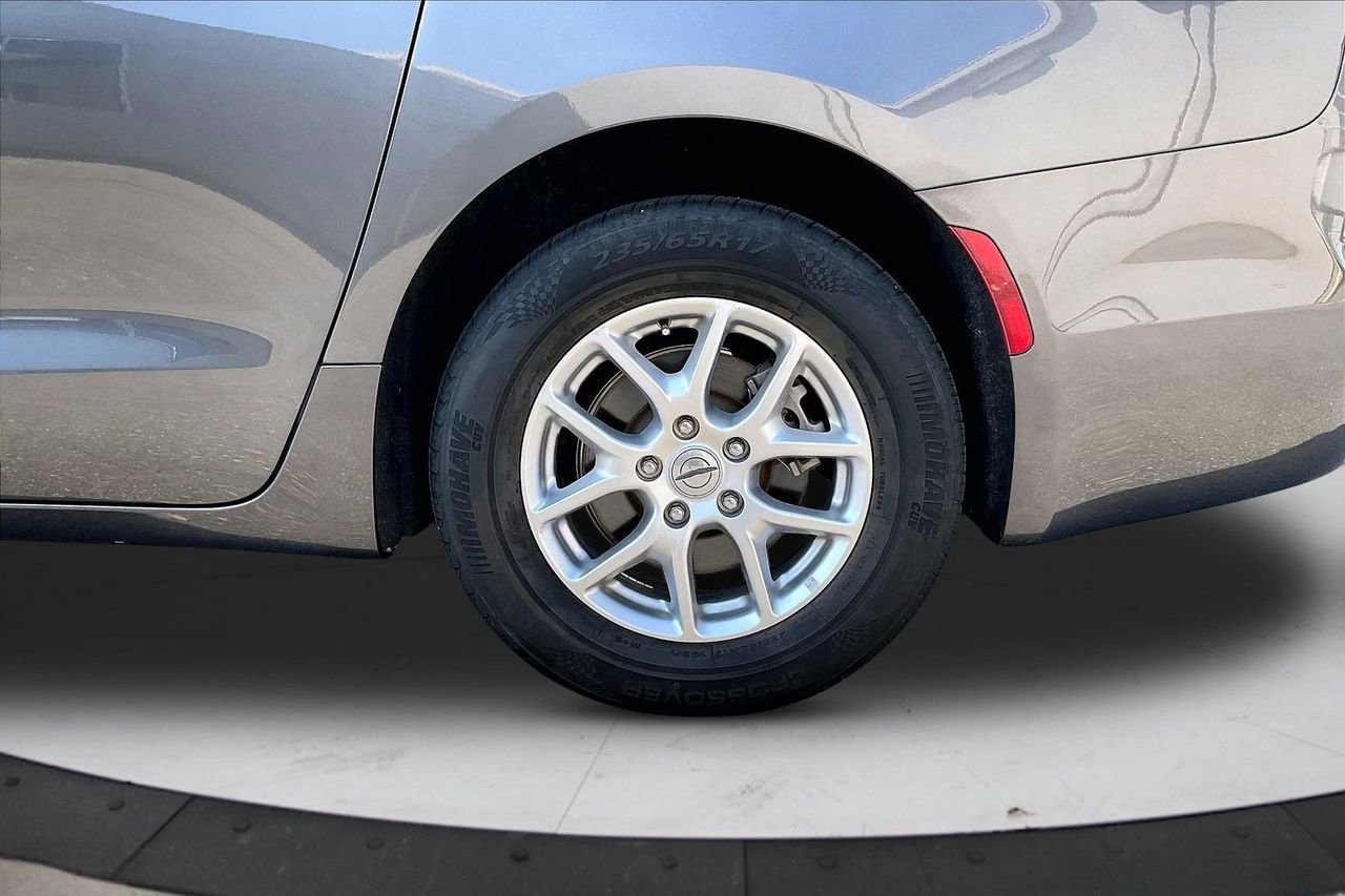 Certified 2023 Chrysler Pacifica Touring-L FWD image 36