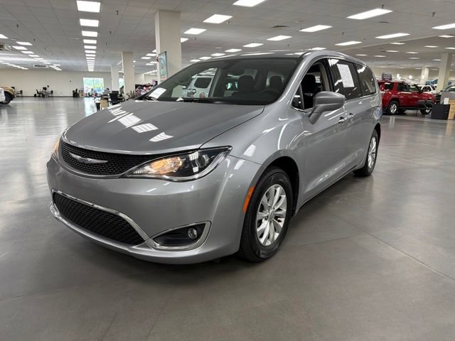 Used 2019 Chrysler Pacifica Touring Plus FWD image 3