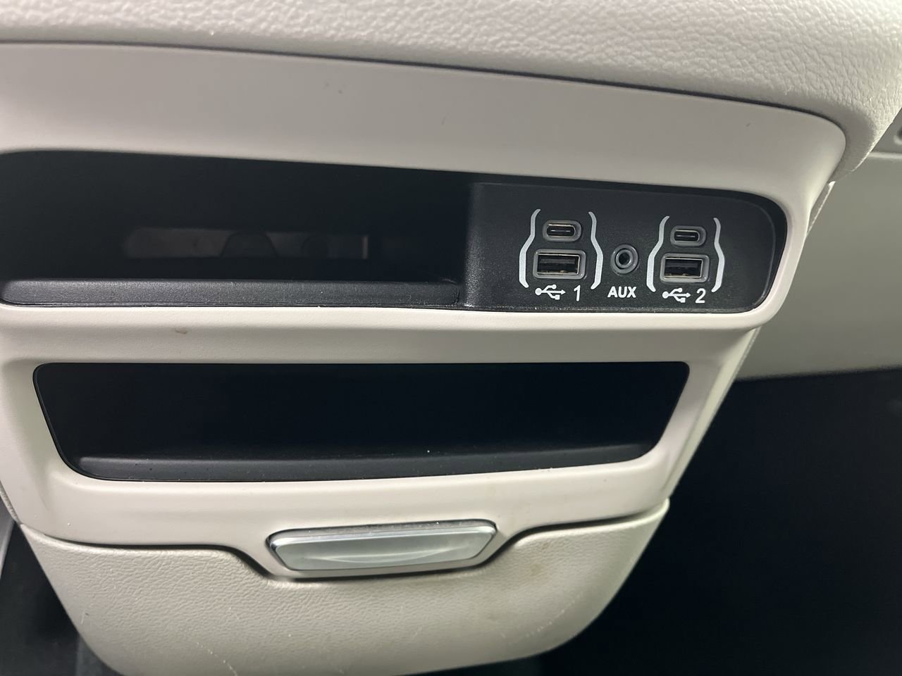 Used 2024 Chrysler Pacifica Touring-L FWD image 24