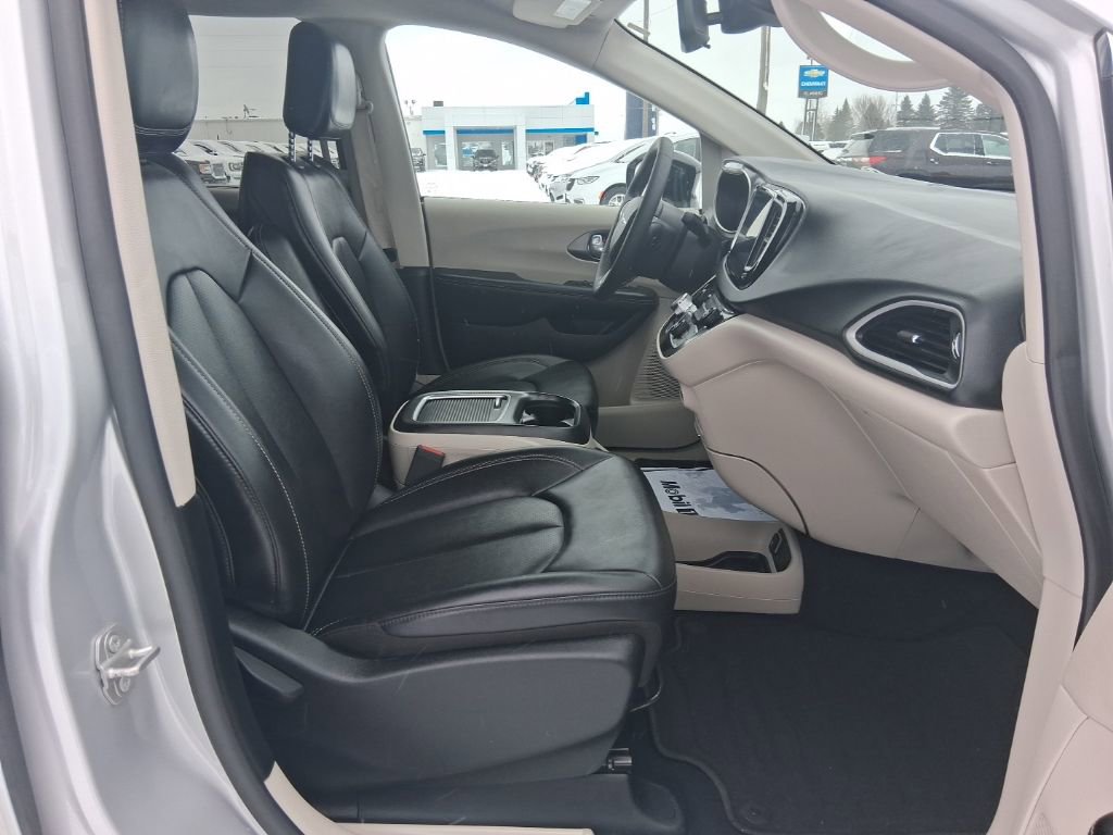 Used 2024 Chrysler Pacifica Touring-L image 17