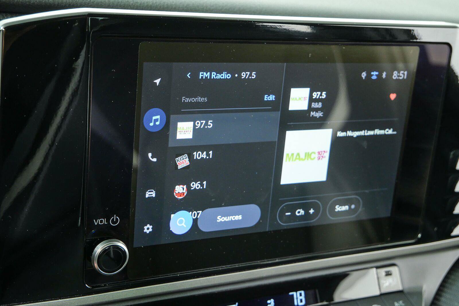 Used 2025 Toyota Camry SE w/ Convenience Package FWD image 13