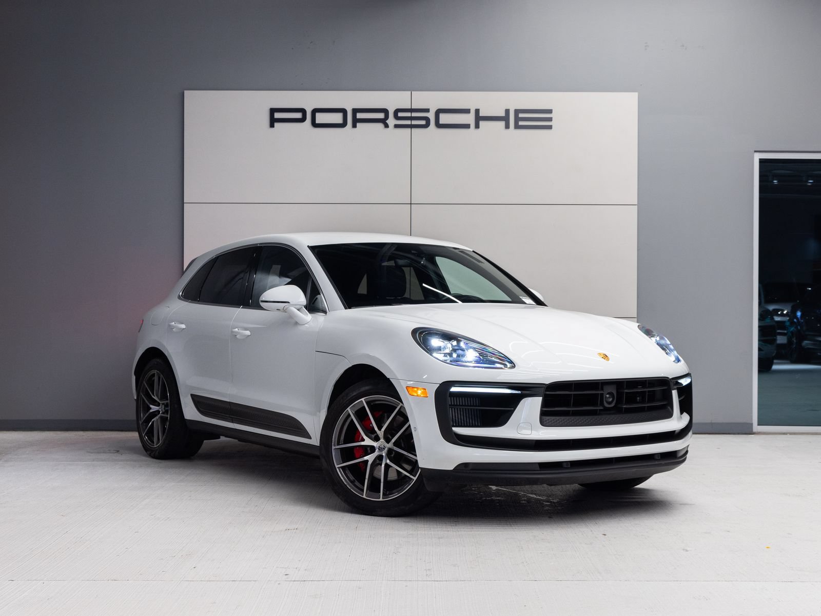 Certified 2023 Porsche Macan S AWD/4WD image 9