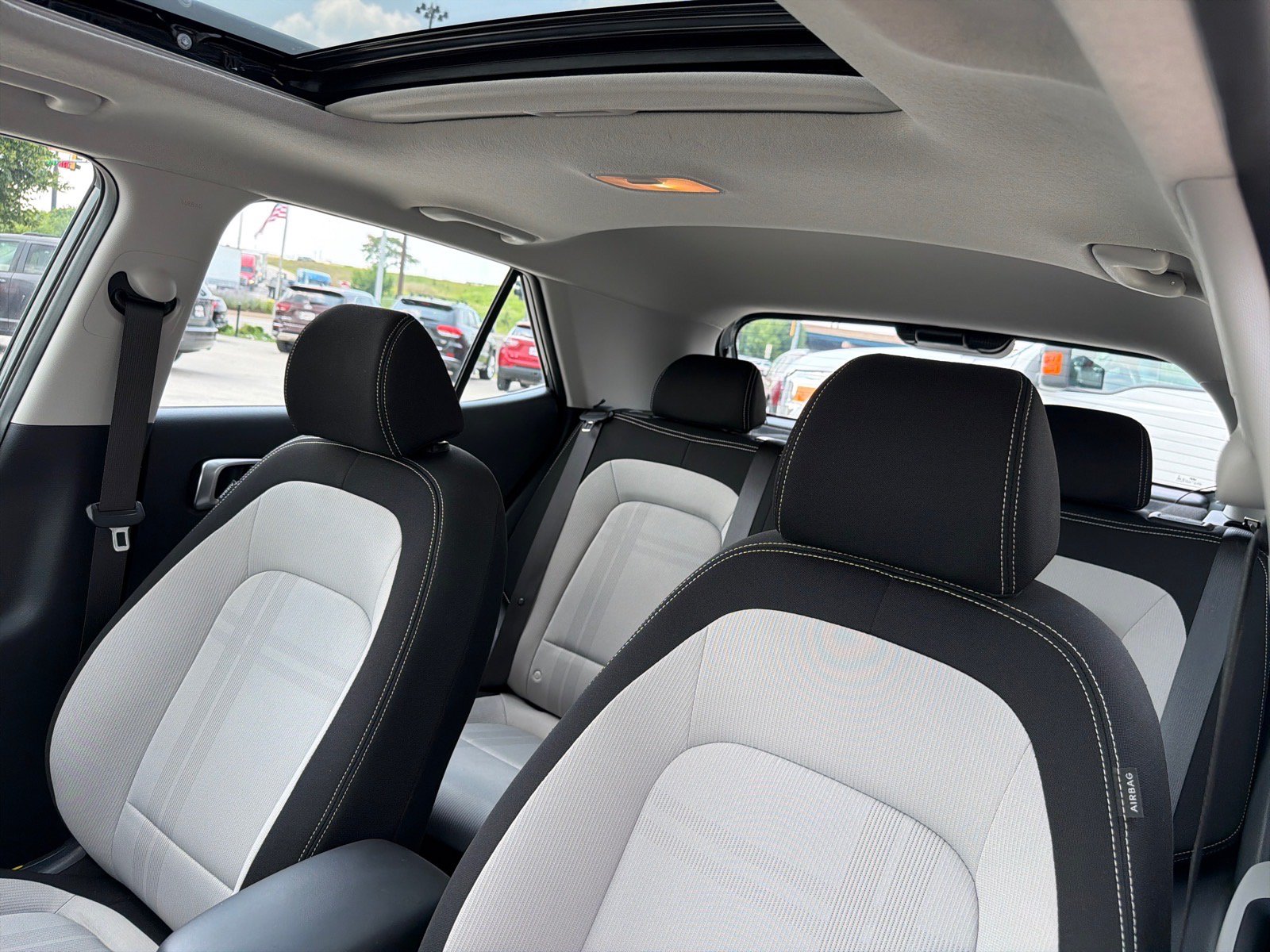 Used 2025 Hyundai Venue SEL FWD image 17