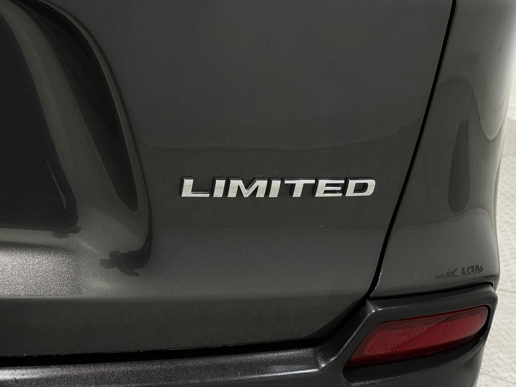 Used 2021 Jeep Cherokee Limited image 40