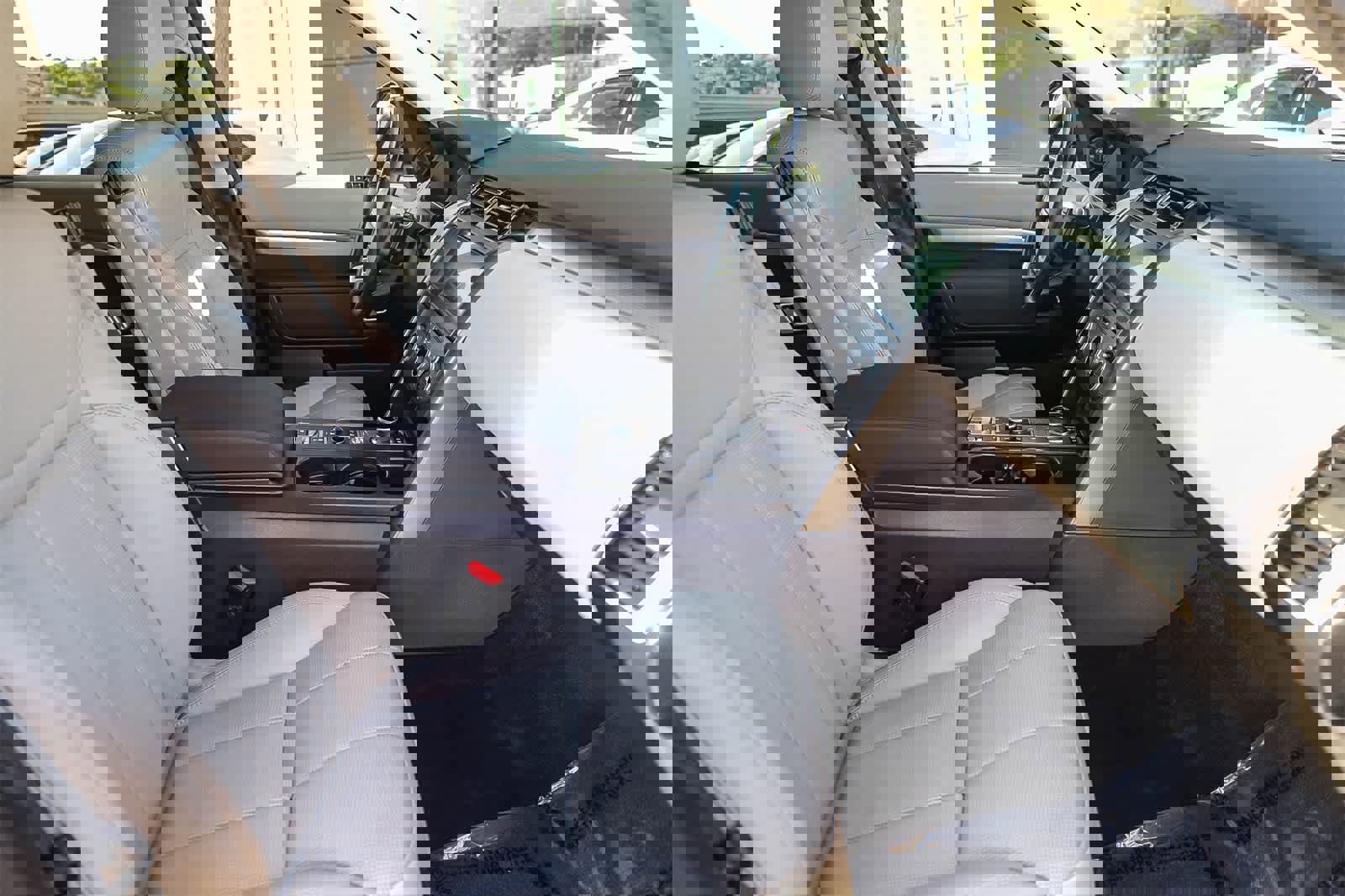 Used 2020 Land Rover Discovery Landmark image 16