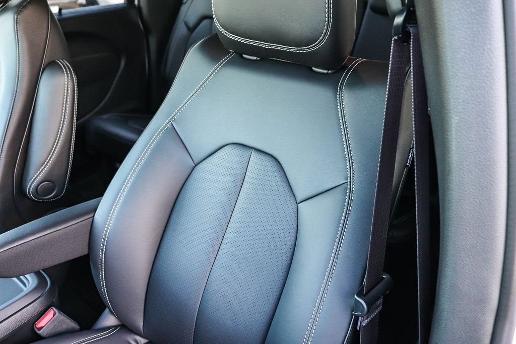 New 2027 Chrysler Pacifica Select FWD image 27