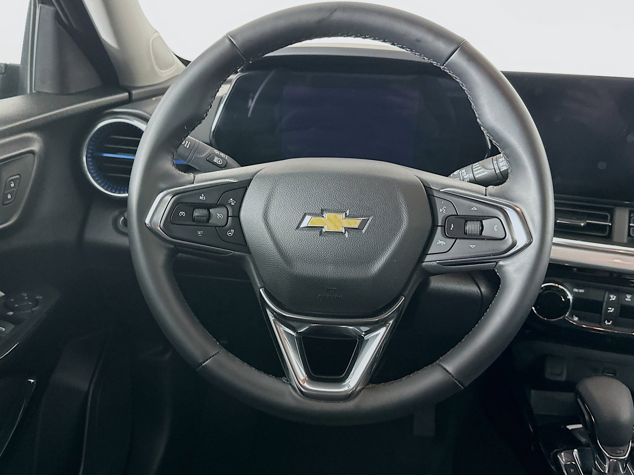 Used 2025 Chevrolet Trax LT w/ LT Convenience Package image 17