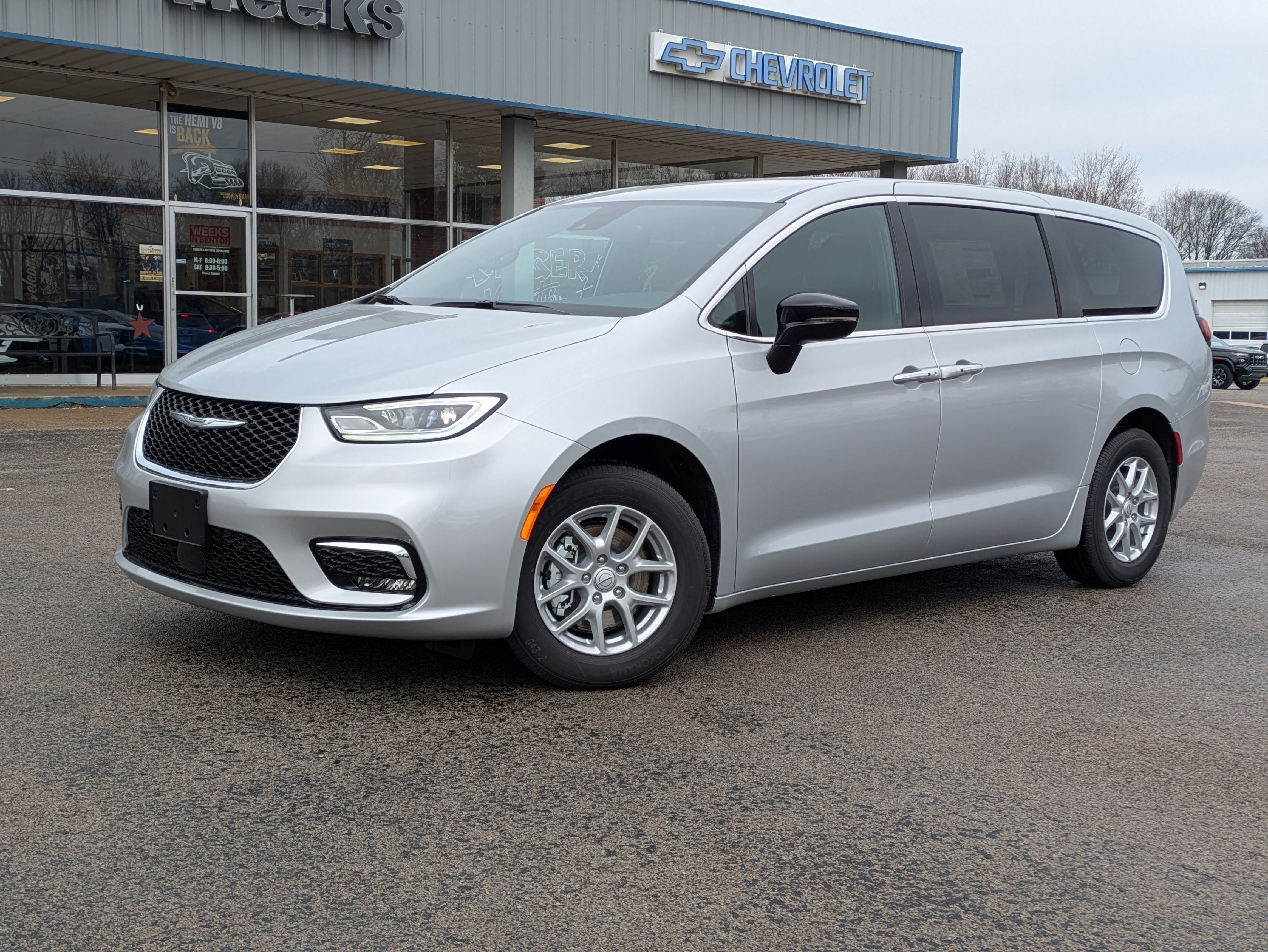 Used 2026 Chrysler Pacifica Select image 1