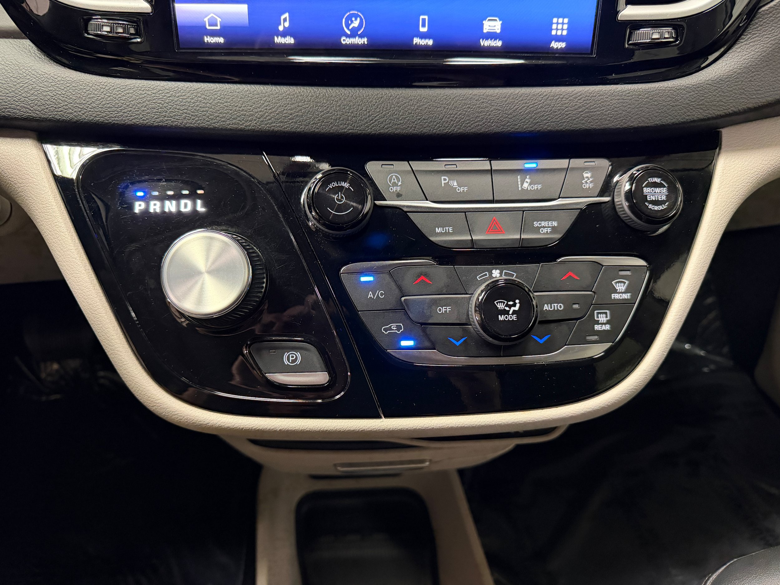 Used 2024 Chrysler Pacifica Touring-L FWD image 24