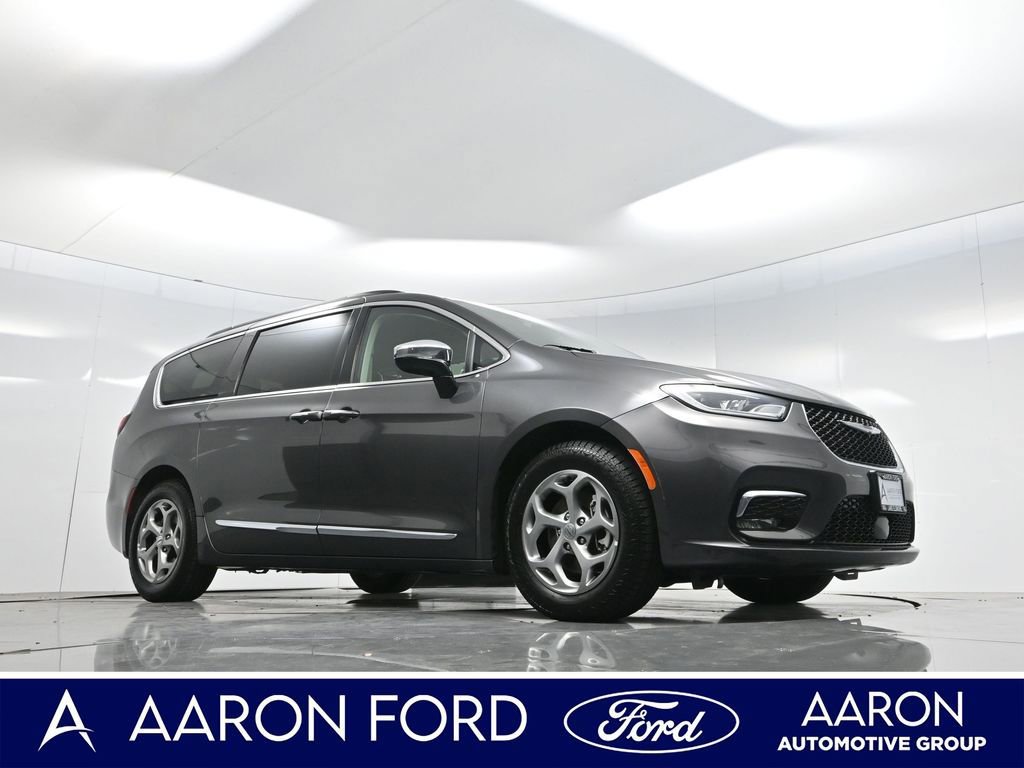 Used 2023 Chrysler Pacifica Limited image 3