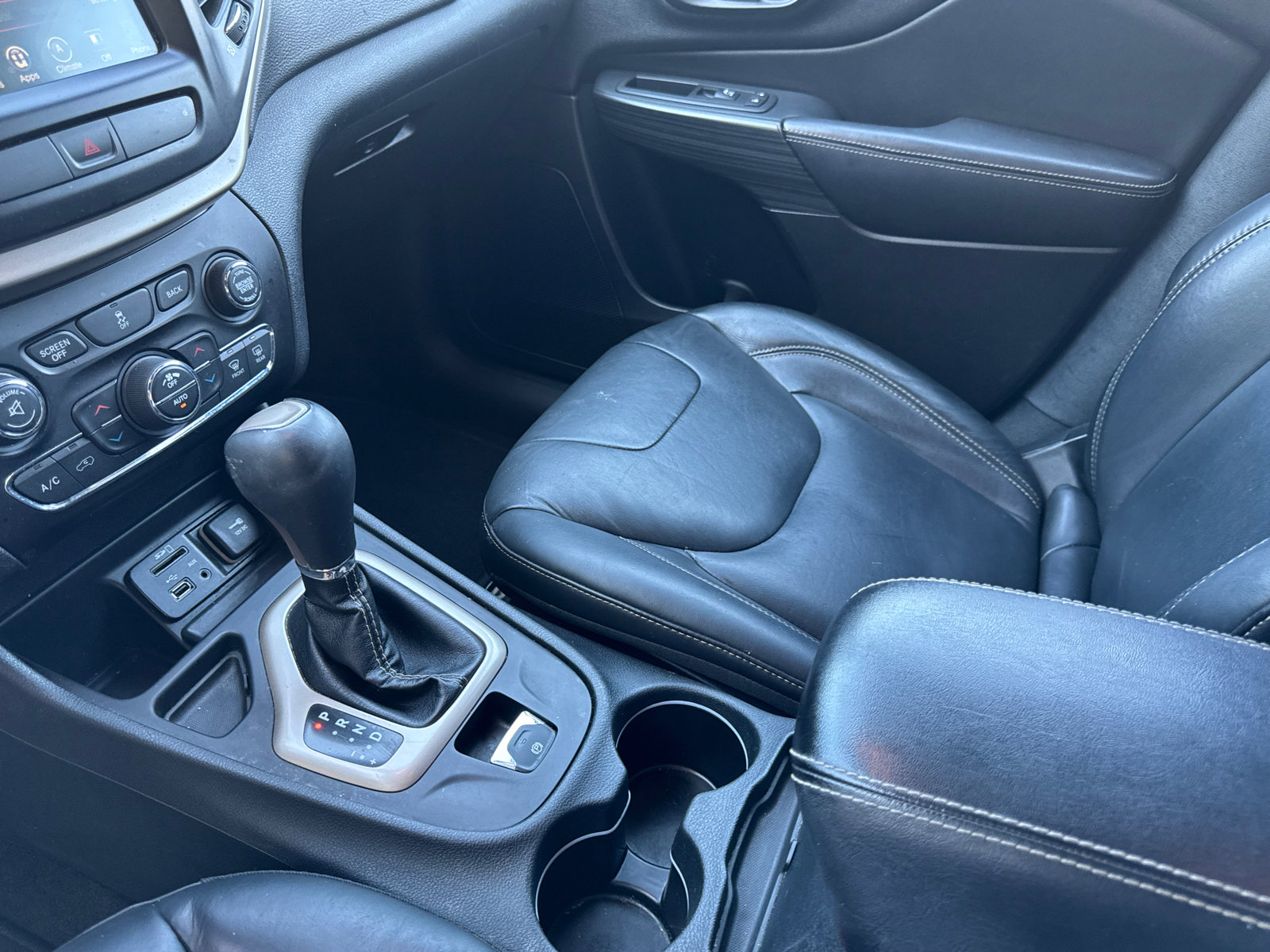 Used 2016 Jeep Cherokee Limited FWD image 32