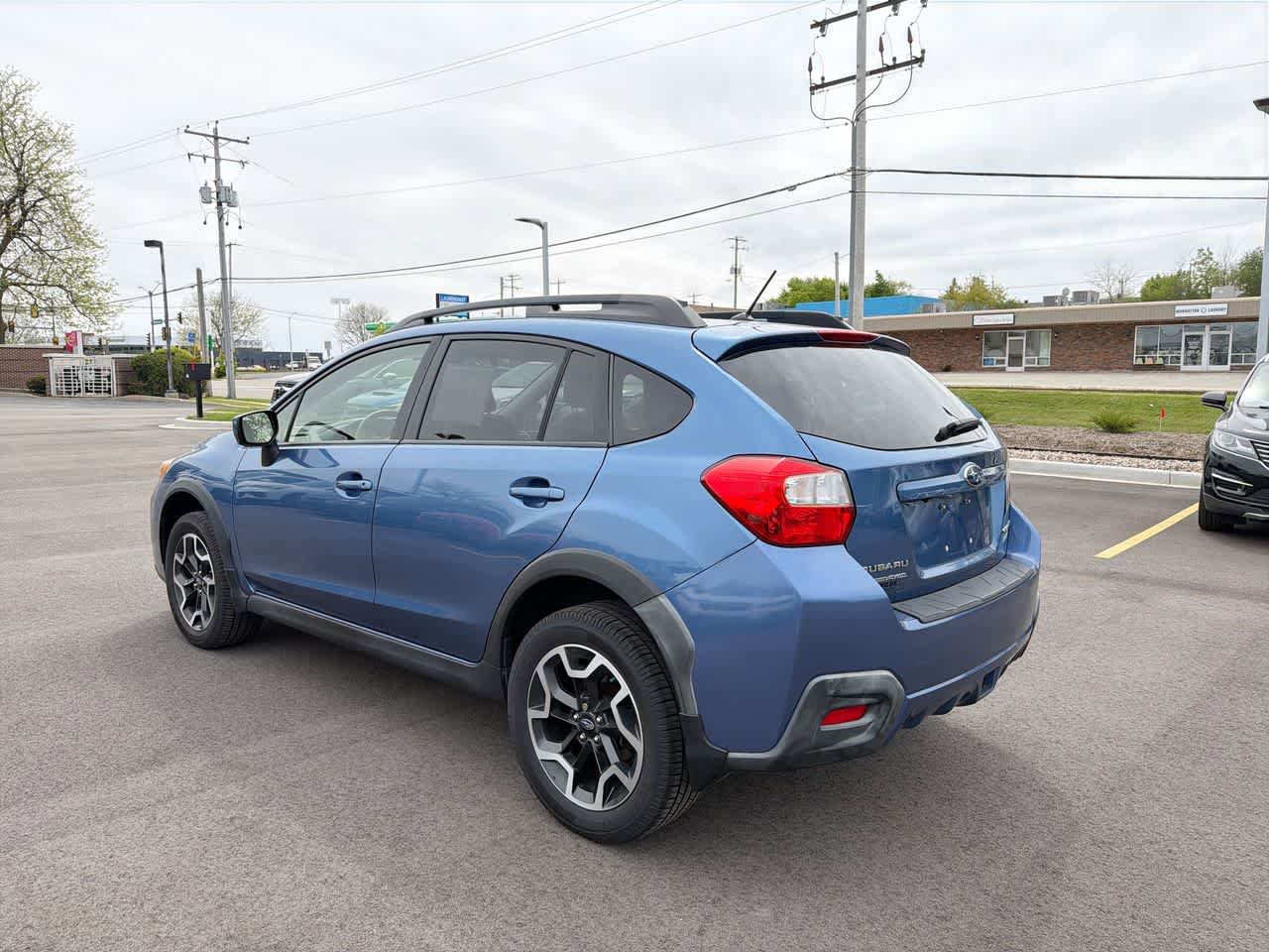 Used 2017 Subaru Crosstrek 2.0i Premium w/ Moonroof Package AWD/4WD image 11