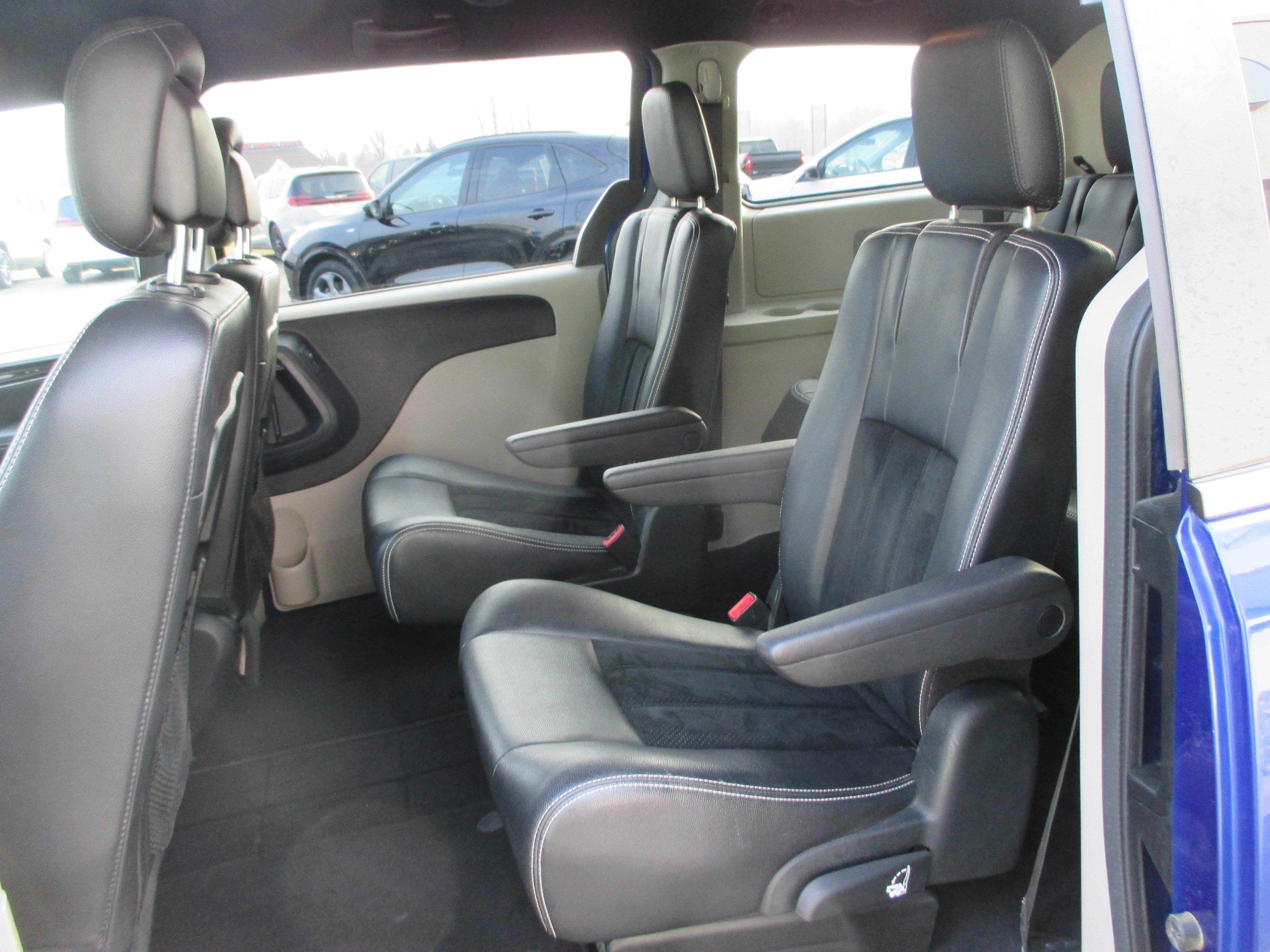 Used 2018 Dodge Grand Caravan SXT image 11