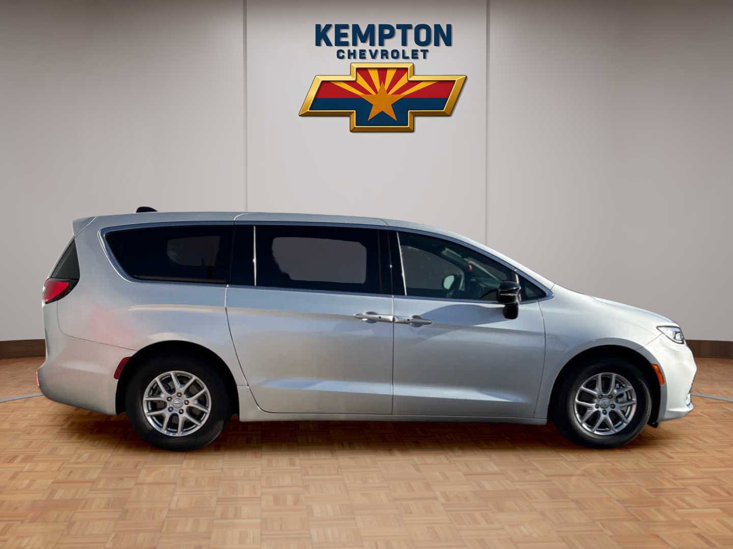 Used 2026 Chrysler Pacifica Select FWD image 7