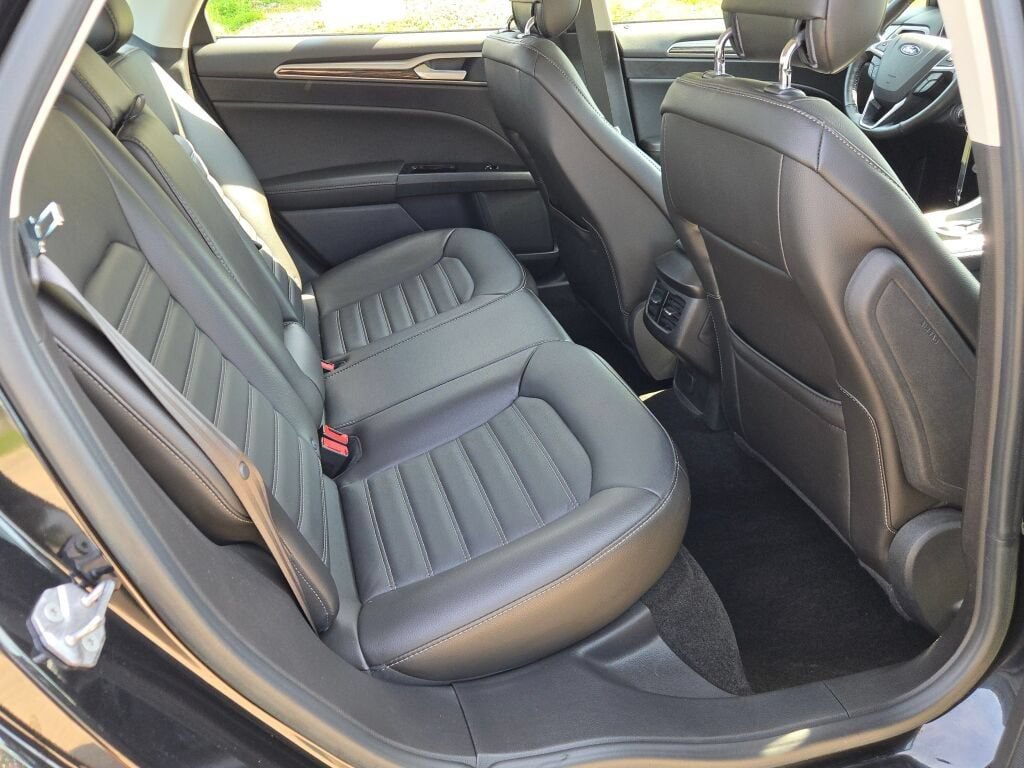 Used 2014 Ford Fusion SE w/ Equipment Group 202A FWD image 10