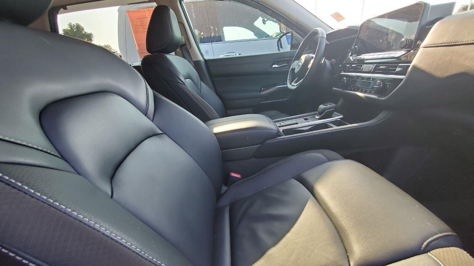 Used 2025 Nissan Pathfinder SL w/ SL Premium Package FWD image 4