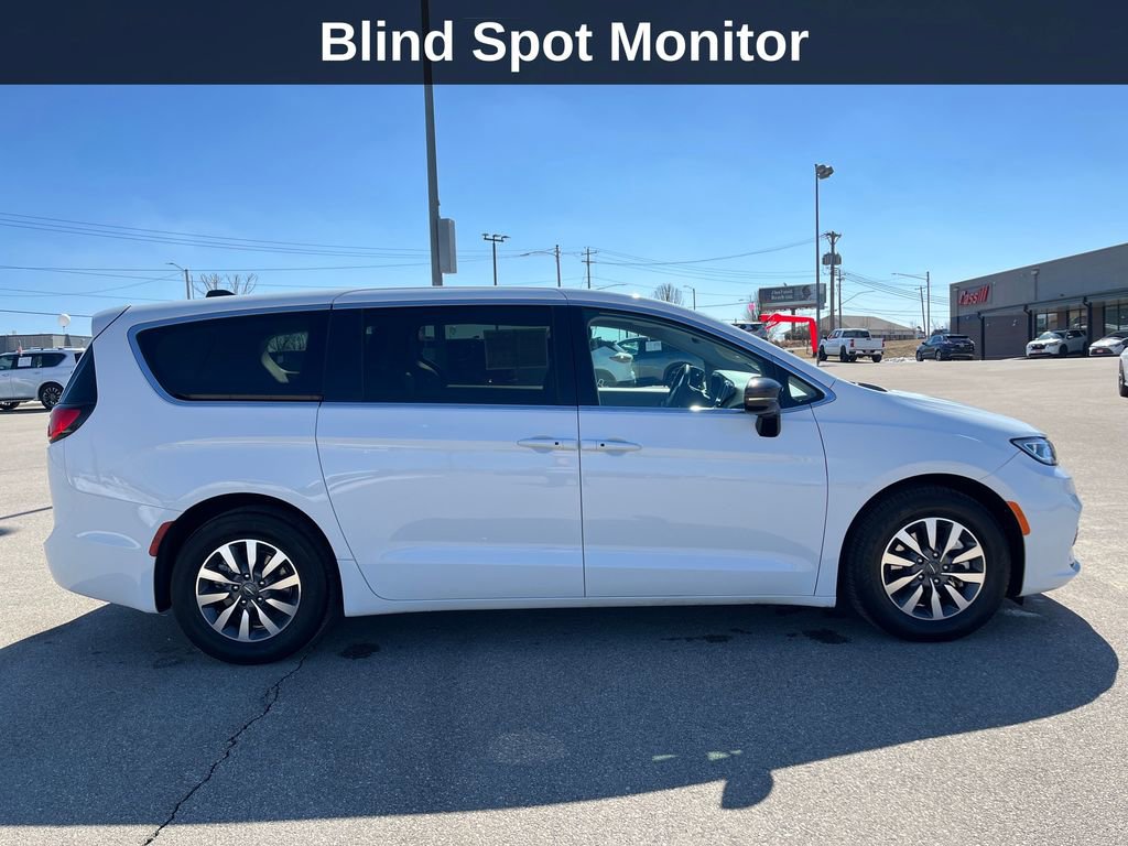 Used 2024 Chrysler Pacifica Select image 8