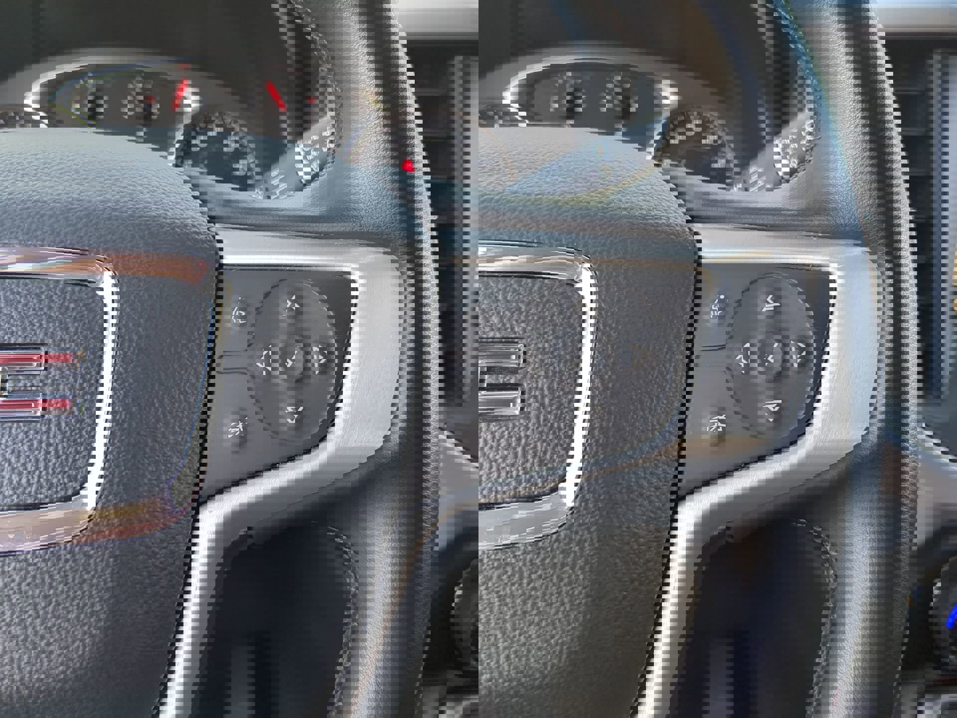 Used 2023 GMC Acadia SLT image 30