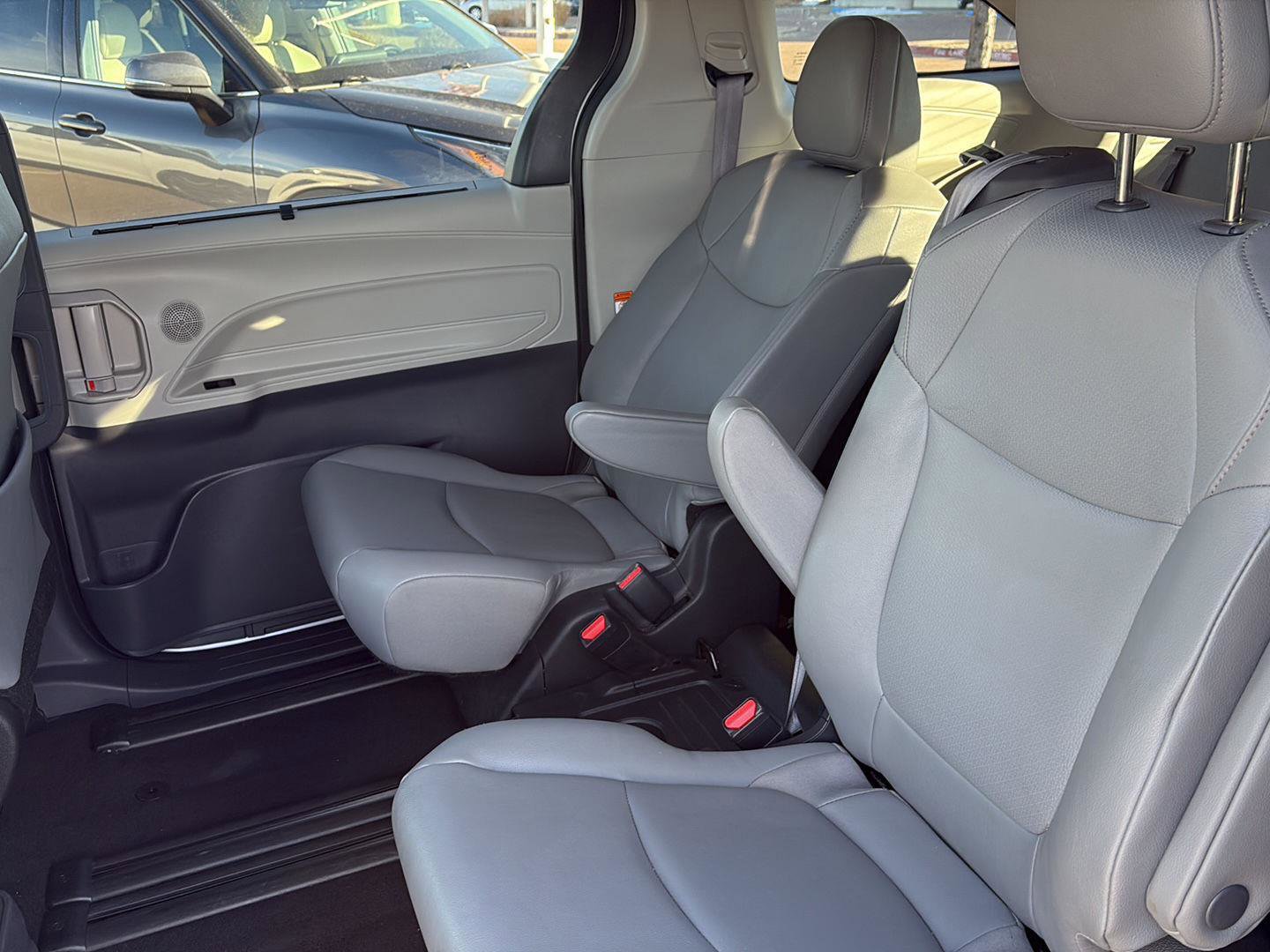 Used 2023 Toyota Sienna XLE image 21