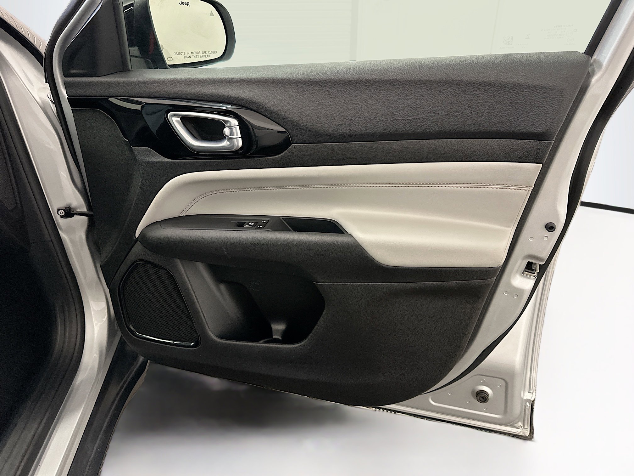 Used 2025 Jeep Compass Limited image 32