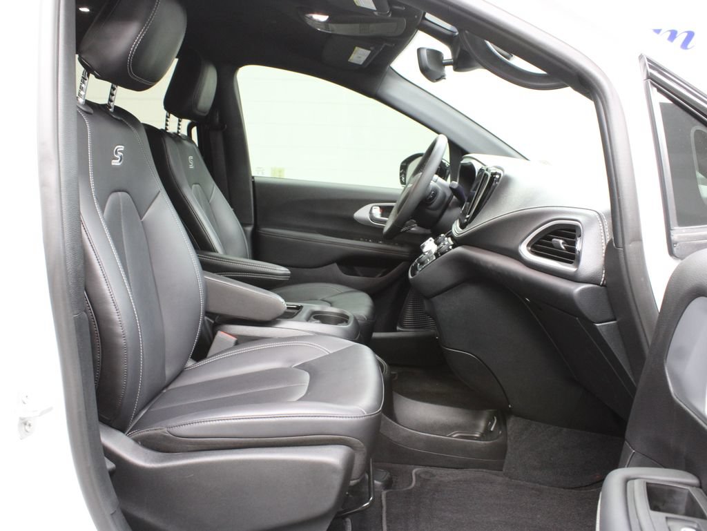 Used 2024 Chrysler Pacifica Touring-L w/ S Appearance Package AWD/4WD image 36
