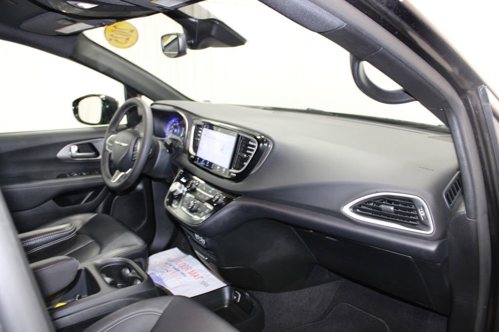 Used 2025 Chrysler Pacifica Select image 22