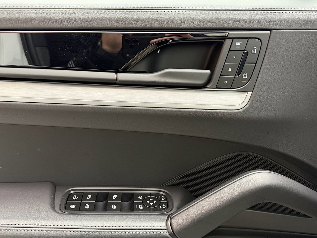 Certified 2024 Porsche Cayenne Turbo image 17
