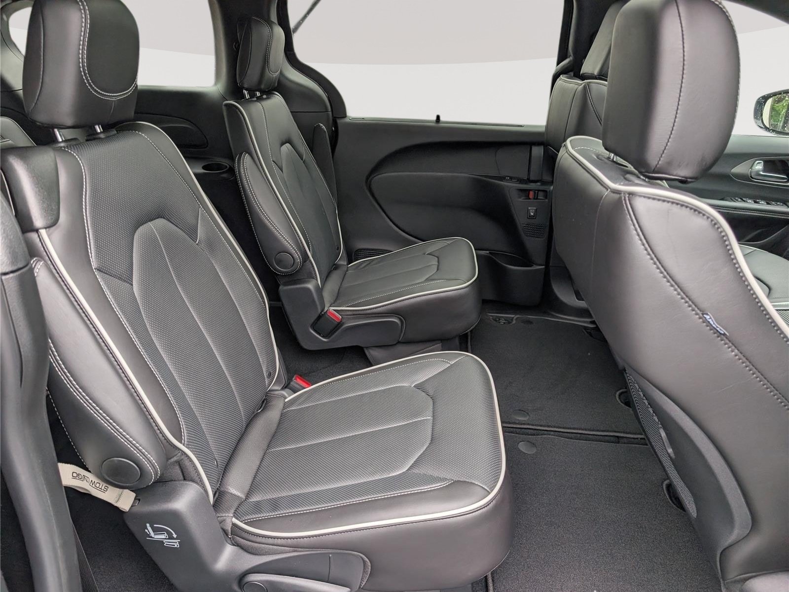 New 2027 Chrysler Pacifica Limited FWD image 8