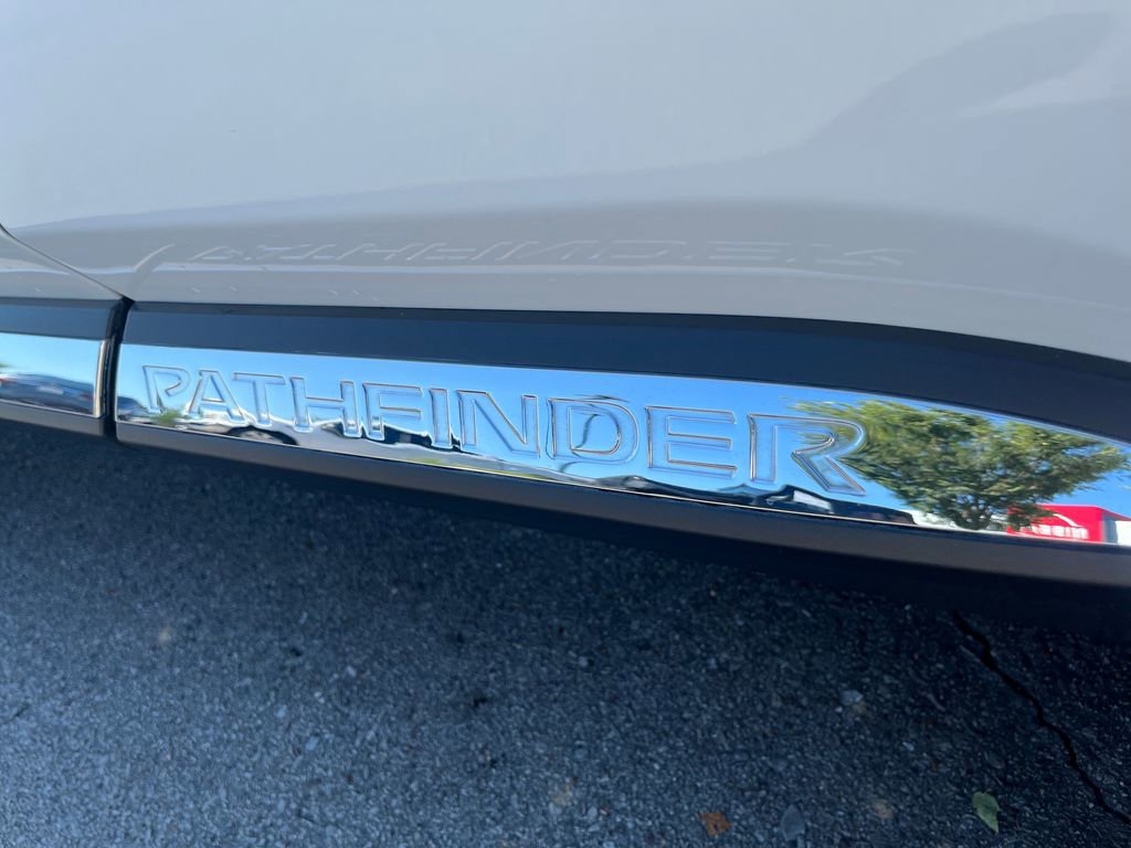 Used 2025 Nissan Pathfinder Platinum FWD image 34
