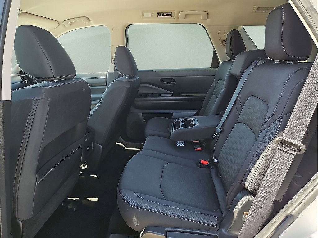 Used 2024 Nissan Pathfinder SV FWD image 11