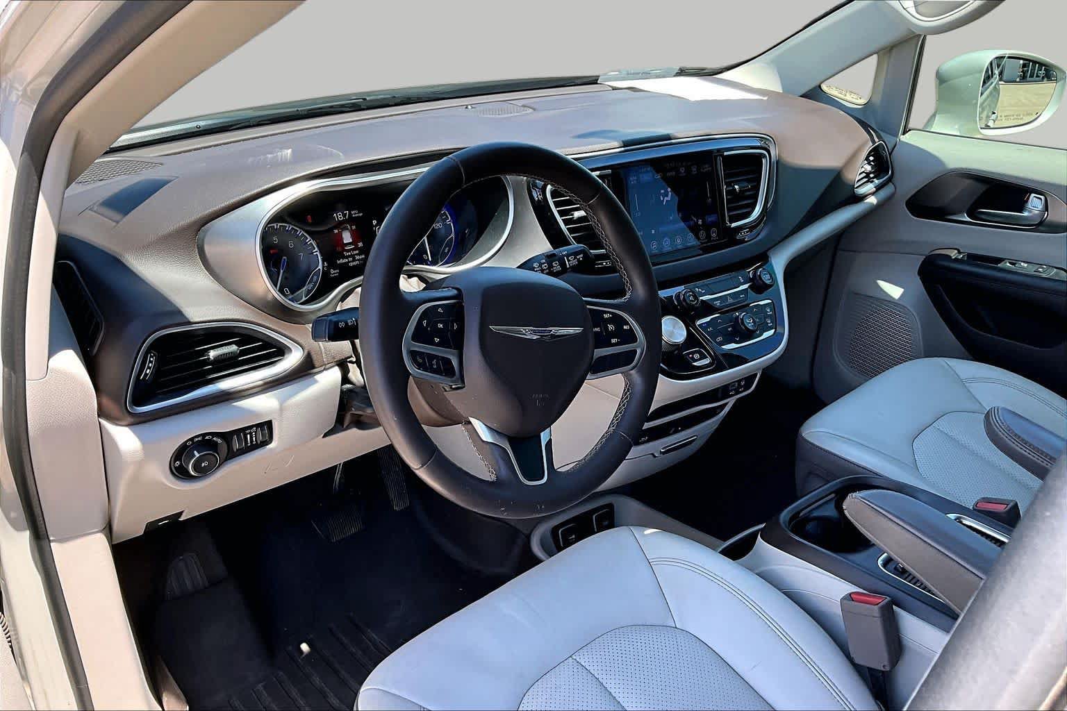 Used 2017 Chrysler Pacifica Touring-L Plus FWD image 14