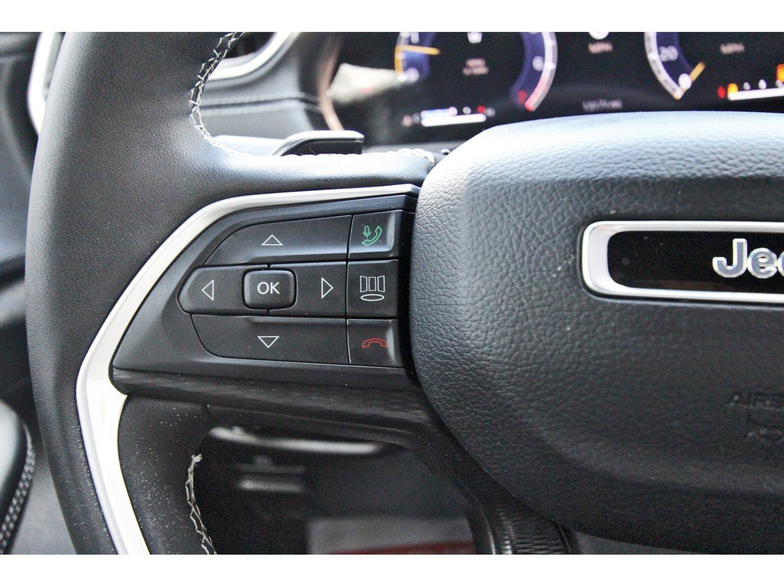 Used 2025 Jeep Grand Cherokee L Altitude RWD image 24