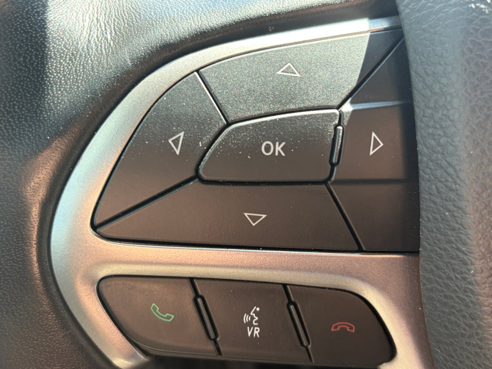 Used 2020 Jeep Grand Cherokee Altitude AWD/4WD image 23