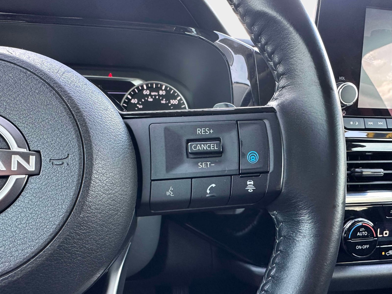 Used 2022 Nissan Pathfinder SV image 30