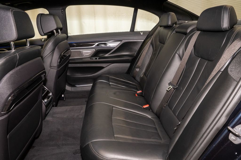 Used 2019 BMW 740i w/ M Sport Package image 9