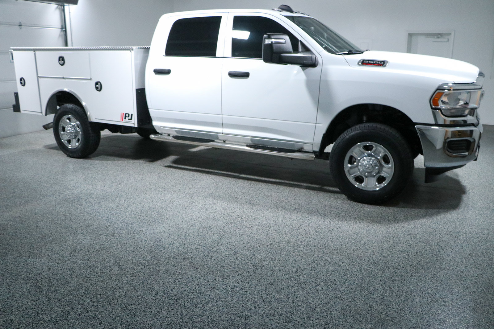 Used 2024 RAM 2500 Tradesman w/ Chrome Appearance Group AWD/4WD image 7