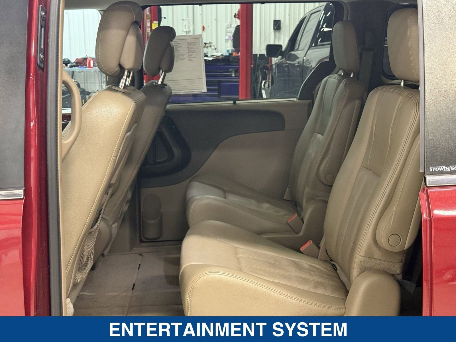 Used 2014 Chrysler Town & Country Touring-L image 14