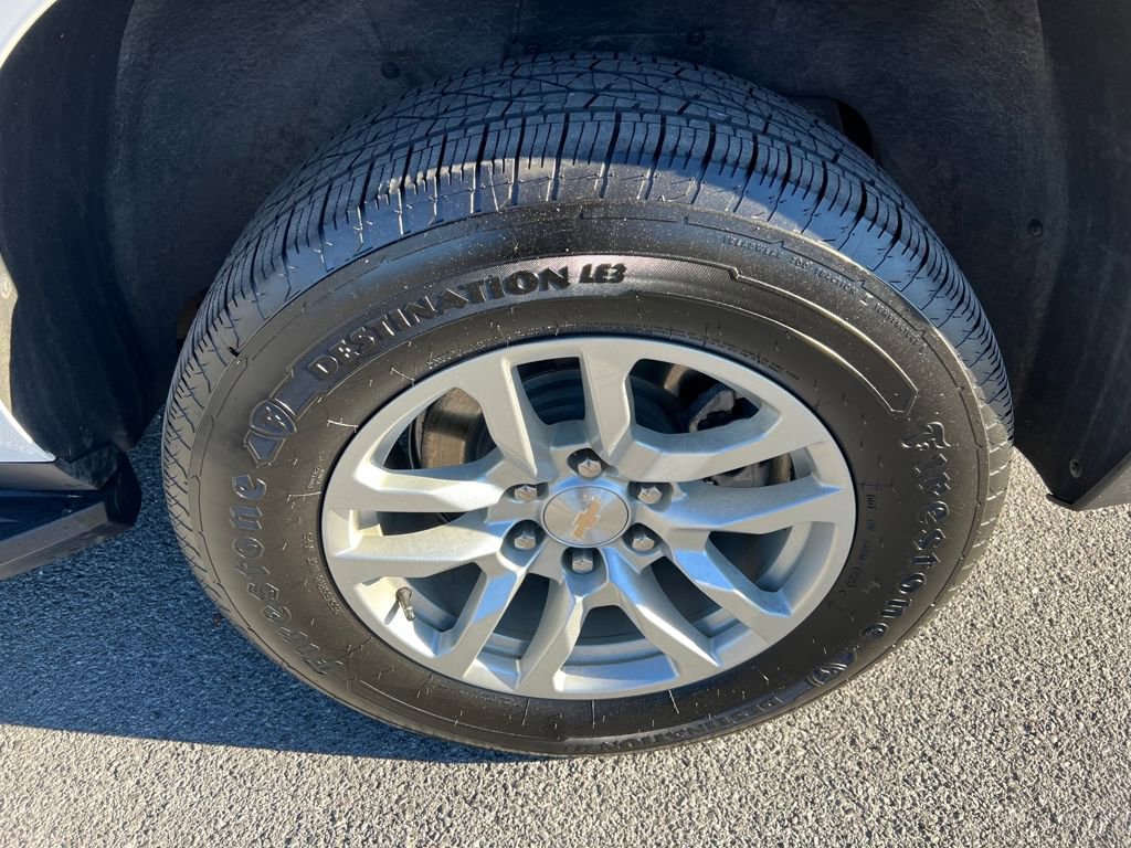 Used 2024 Chevrolet Suburban LT image 16