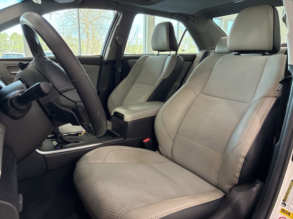 Used 2017 Toyota Camry SE w/ Moonroof Package image 16