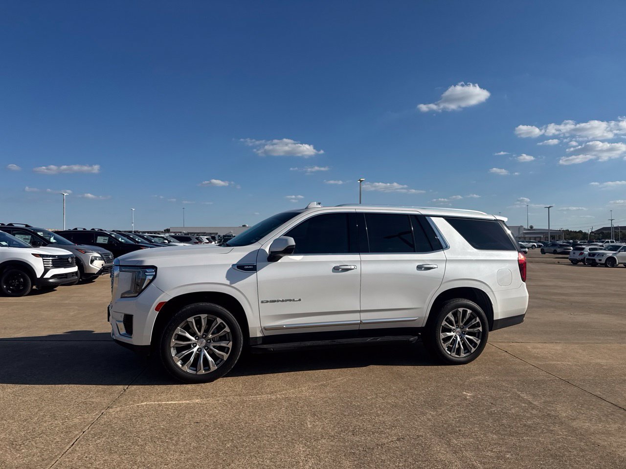 Used 2021 GMC Yukon Denali w/ LPO, Illumination Package AWD/4WD image 16